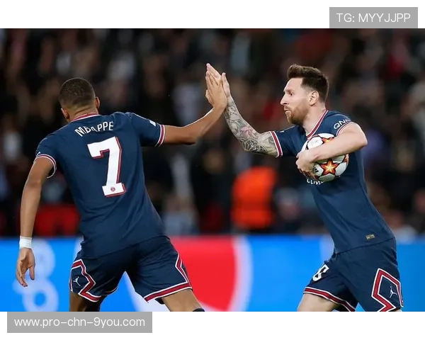 巴黎圣日耳曼边路配合：姆巴佩快速插上与传中练习