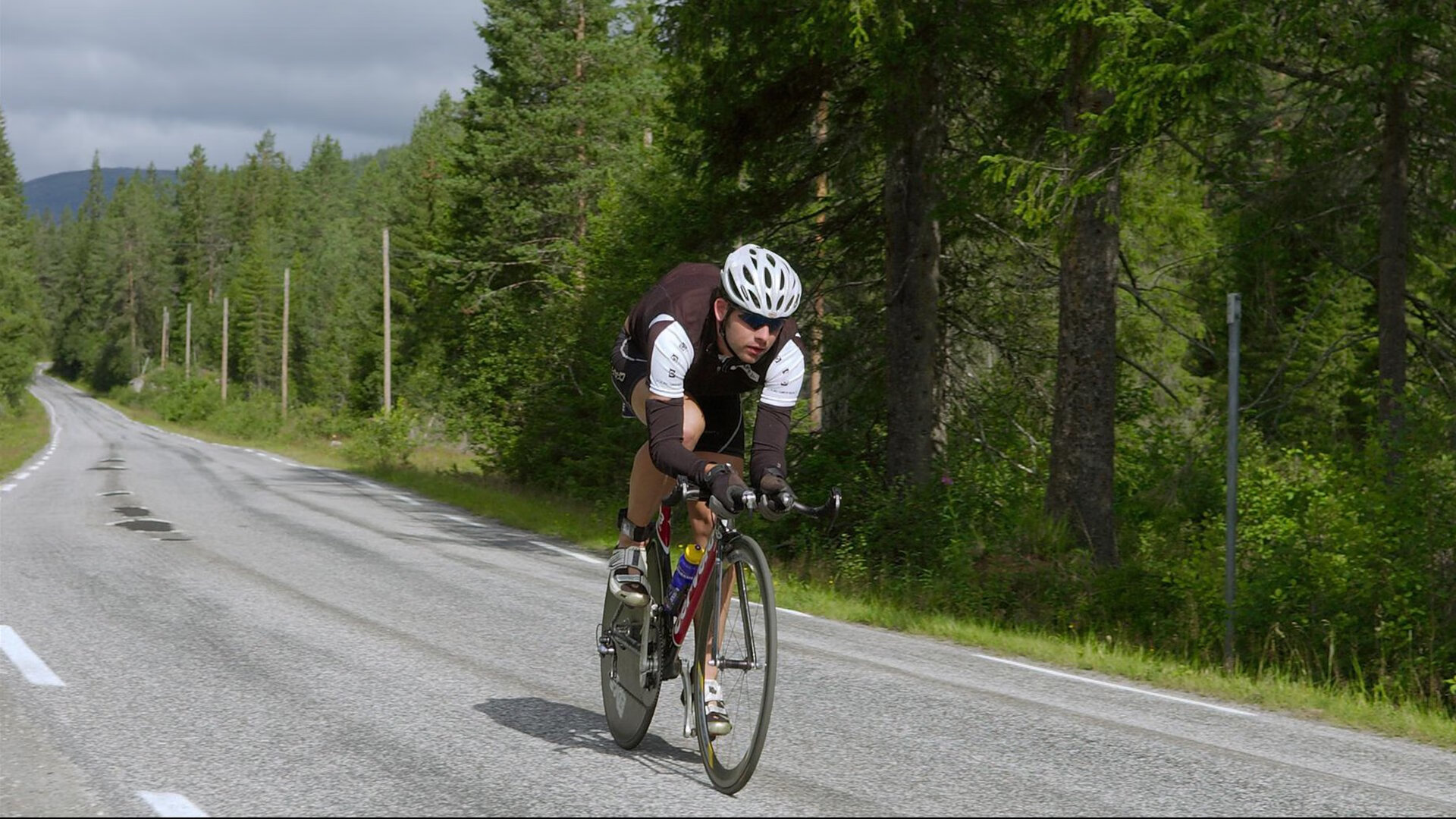 九游娱乐app-“帕布罗·马特拉：美洲狮队的防线核心，领袖风范尽显”